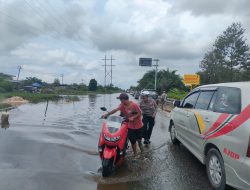 Polres Siak Berjibaku Bantu Masyarakat dan Pemudik Hadapi Banjir di Jalur Lintas Siak – Buton