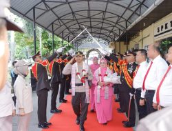 Haru Mengiringi Perpisahan Kapolres Kampar AKBP Ronald Sumaja, Pedang Pora Simbol Kehormatan dan Kenangan