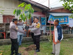 Polisi Tanam Pohon Untuk Lestarikan Alam di Kecamatan Tualang.