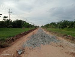 Pemkab Rohil Lakukan Pemeliharaan Jalan Poros Kepenghuluan Suak Air Hitam