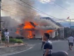 Si Jago Merah Melahap Kantor Lurah Kp.Jawa Kec.Pariaman Tengah Kota Pariaman Sumbar