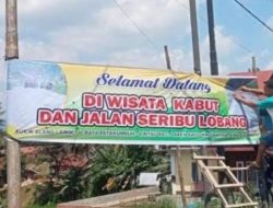 Meskipun Sudah Di Pasang Spanduk “Wisata Seribu Lobang” Pemerintah Tetap Biarkan Jalan Payakumbuh -Lintau Rusak