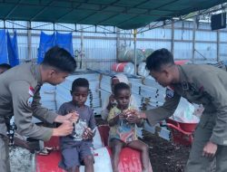 Personel Satgas Humas Damai Cartenz-2025 Berbagi Keceriaan dengan Anak-Anak di Distrik Mulia, Puncak Jaya