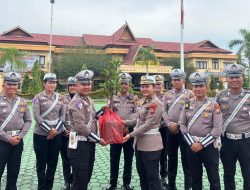 Unik dan Inspiratif, Kapolres Siak Beri Kado Ulang Tahun Berupa Bibit Pohon Sawo kepada Personel