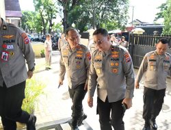 Kapolda dan Wakapolda Sumbar Kunjungi Korban Kecelakaan Bus ALS di RS Bhayangkara Padang