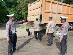 Percepat Kamseltibcar Lantas, Polsek Tualang Awasi Distribusi Material Jalan Rusak.