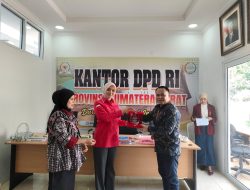 Pengerahan cendera mata oleh Dosen Riswanto Bakhtiar kepada Senator Muda Cerint Iralloza Tasya