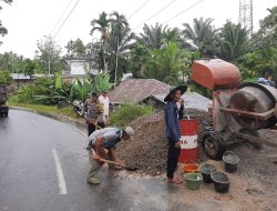Bhabinkamtibmas Polsek Palembayan Turun Langsung Gotong Royong Bangun Rumah Warga