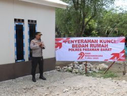 Sambut Hari Bhayangkara Ke-79 Tahun 2025, Kapolres Pasaman Barat Serahkan Kunci Kepada Penerima Bantuan Bedah Rumah