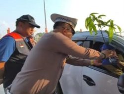 Sambut Hari Bhayangkara ke- 79, Dirlantas Polda Riau dan PT Hutama Karya   terbar pohon kepedulian pintu tol.
