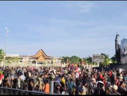 Ribuan Masa Pemdemo Penuhi Halaman Gubernur Riau