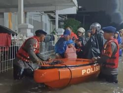 Jalankan Tugas Kemanusiaan, Brimob Polda Metro Evakuasi Warga Terdampak Banjir