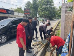 Peduli Kebersihan Lingkungan, Petugas Lapas Pekanbaru Lakukan Pembersihan Saluran Pembuangan Air