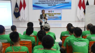 Pelatihan Pembesaran Ayam Petelur untuk WBP Lapas Kelas IIA Pekanbaru: Upaya Meningkatkan Kemandirian dan Keterampilan
