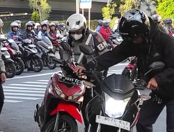 Polantas Jakarta Barat Sigap Bantu Pengendara Motor yang Alami Kecelakaan di Tomang