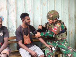 YONIF 123/RAJAWALI, Pos Suator Laksanakan Layanan Kesehatan Door to Door untuk Masyarakat Distrik Suator