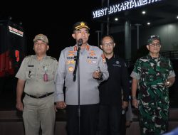 Apel Gabungan Patroli Skala Besar Polres Jakbar diwarnai Kehangatan, Ibu-Ibu Serahkan Bunga kepada Aparat Wujud Dukungan