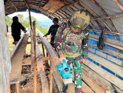 Bangun Rumah Layak Huni Satgas Yonif 521/DY Bantu Warga di Distrik Napua, Kabupaten Jayawijaya, Papua Pegunungan.