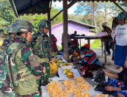 Pasar Tradisional Satgas Yonif 521/DY Borong Hasil Bumi Masyarakat Distrik Kelila