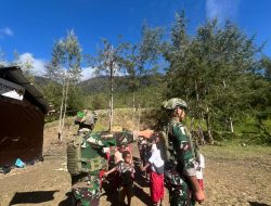 Satgas Yonif 700/WYC Didik Siswa SD Mayuberi dengan Semangat Disiplin Melalui PBB