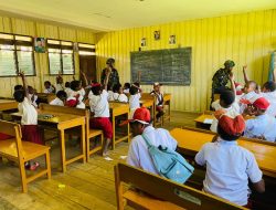 Menuntut Ilmu di Pedalaman Satgas Yonif 521/DY di Distrik Eragayam