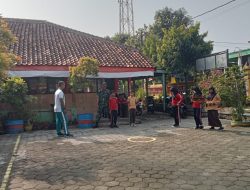 Babinsa Koramil Kemusu Latih Siswa SD Klewor I Tata Cara Pengibaran Bendera Merah Putih
