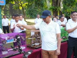 Panglima TNI Bagikan Ratusan Paket Sembako dan Lepas Ratusan Ekor Burung di Mabes TNI