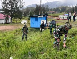 Satgas Yonif 700/Wyc Pos Kout Koper Menyatu dengan Rakyat, Karya Bhakti Warnai Pasar dan Bahu Jalan Gome
