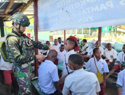 Satgas Yonif 521/DY Gelar Barbershop Gratis di Pos Kotis Distrik Walesi