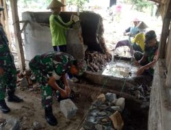 Babinsa Gotong Royong Bantu Warga, Kali Ini Bangun Fondasi Rumah