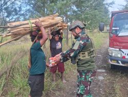 Satgas Yonif 700/WYC Hadir Membawa Sembako untuk Warga Distrik Omukia