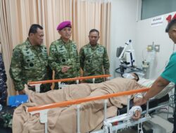 Danpasmar 1 Jenguk Prajuritnya Yang Sakit Dirawat