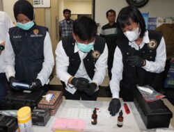 Polres Metro Jakarta Barat Musnahkan Barang Bukti Narkoba dari 5 Kasus, 8 Pelaku Termasuk WNA Asal Iran Diamankan