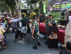 KOREM 031/WB BAGIKAN TAKJIL KEPADA PENGENDARA DAN MASYARAKAT SEKITAR MAKOREM 031/WIRA BIMA