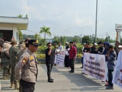 FAMR BESERTA MASYARAKAT KOTA PEKANBARU GERUDUK KANTOR WALIKOTA TERKAIT PERMASALAHAN PARKIR DIKOTA PEKANBARU
