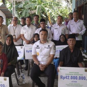 Pekerja Meninggal Saat Mencari Nafkah, Bupati Sijunjung Salurkan Santunan untuk Ahli Waris