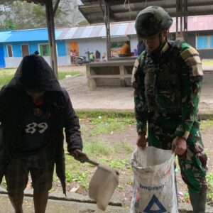 Gotong Royong Ciptakan Pasar Sehat, Satgas Yonif 521/DY Wujud Kepedulian Lingkungan dan Masyarakat Hadirkan Pasar Bolakme yang Bersih dan Nyaman
