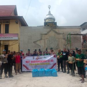 Polsek Binawidya melaksanakan giat jum’at berkah Berbagi Makanan di polsek binawidya dengan tema “Polri untuk masyarakat dalam rangka Hut Polri ke 80.  ‎