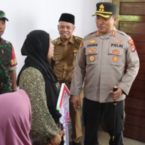 Kepolres, Agung Tribawanto, Serahkan Kunci Rumah kepada Kartini