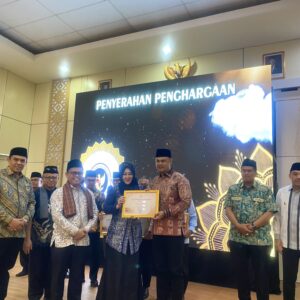 Bupati Benny Dwifa Terima Penghargaan dari Menteri Haji dan Umrah RI, Bukti Komitmen Sijunjung Layani Jemaah Haji