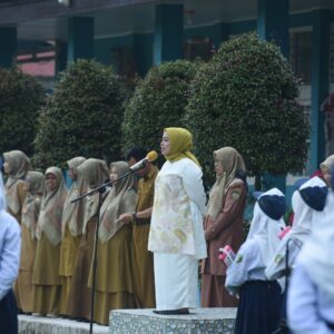 Hari Pertama Sekolah, Bunda Guru Sijunjung Tekankan Disiplin, Etika, dan Pembentukan Karakter Siswa