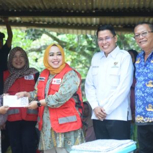 PMI Sijunjung Bergerak Cepat Salurkan Bantuan Kemanusian untuk Korban Kebakaran di Nagari Padang Laweh Selatan