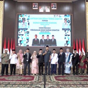 Bupati Sijunjung Lantik Pimpinan BAZNAS dan Dewan Pengawas Perumda Kinantan