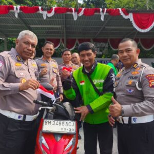 Semarak HUT ke-81 RI, Ditlantas Polda Riau Bagikan Sembako, Helm SNI dan Konvoi Bersama OJOL