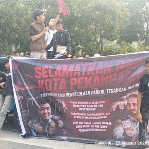 ALIANSI PEMUDA DAN MASYARAKAT RIAU GELAR AKSI DAMAI DI KEJATI RIAU: DESAK EVALUASI HUKUM PENGELOLAAN PARKIR KOTA PEKANBARU UNTUK CEGAH PENYALAHGUNAAN WEWENANG