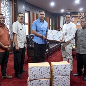 Bank Nagari Serahkan 5.000 Masker Kepada Pemkab Sijunjung, Bupati Benny Dwifa Instruksikan BPBD Salurkan ke Masyarakat
