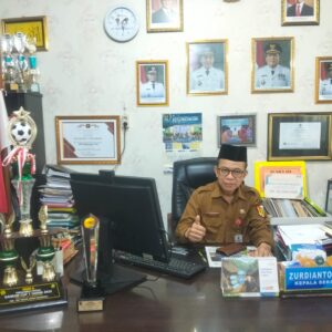Kepercayaan Yang MenginspirasiI: KEPSEK SMPN 13 Pekanbaru Dalam Presentasi GMTGT Tiga Negara