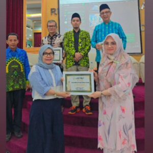 Luar biasa Liza Fitriani, Penulis Buku Komunikasi Politik dalam Pengaruh Algoritma jadi Narasumber di Sarasehan ICMI Orwil Riau