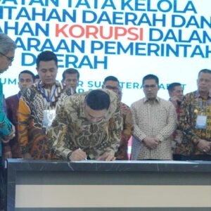 Disaksikan Wamendagri dan Ketua KPK RI, Bupati Sijunjung Bersama Kepala Daerah se-Sumbar Teken Komitmen Perkuat Tata Kelola dan Pencegahan Korupsi